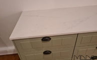 IKEA Landhausküche mit Ethereal Glow Silestone Arbeitsplatten