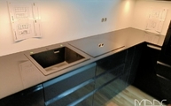 Montage der Negro Tebas Silestone Arbeitsplatten in der IKEA Küche in Berlin