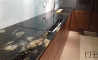 Küchenzeile mit Matrix Titanium Granit Arbeitsplatten