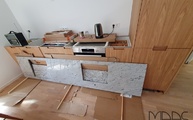 Lieferung der Granit Arbeitsplatte und Rückwand Meera White in Berlin