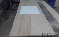 Produktion - Flächenbündige Ausschnitte in der Travertin Beige CC Marmor Arbeitsplatte