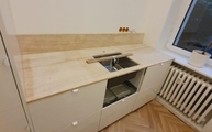 Küchenzeile mit Travertin Beige CC Marmor Arbeitsplatte