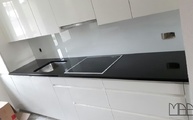 Küchenzeile mit Granit Arbeitsplatten Nero Assoluto India und Glasrückwand