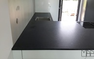 Zweiter Teil der Küche mit Granit Arbeitsplatten ausgestattet