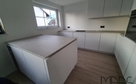 Küche in Bischofsheim mit den White Concrete Level Keramik Arbeitsplatten