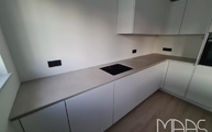 Küchenzeile mit White Concrete Level Keramik Arbeitsplatten
