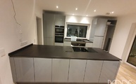 Graue Küche in Bitburg mit zwei  Dekton Arbeitsplatten aus dem Material Sirius