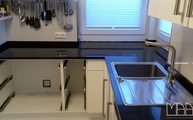 L-förmige Küche in Bochum mit Nero Assoluto India Granit Arbeitsplatten