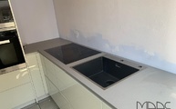 Montage in Bonn der 4003 Sleek Concrete Caesarstone Arbeitsplatten