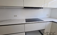 Ceranfeld in der Aria White Porcelanosa Arbeitsplatte