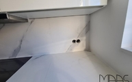 Küche mit Aria White Porcelanosa Arbeitsplatten und Rückwände