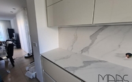Marmoroptik der Aria White Porcelanosa Arbeitsplatten und Rückwände