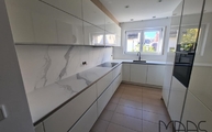 Küche in Bonn mit Aria White Porcelanosa Arbeitsplatten und Rückwänden