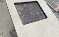 Produktion - Unterbauausschnitt in der Ars Beige Porcelanosa Arbeitsplatte