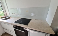 Montage der Ars Beige Porcelanosa Arbeitsplatten und Glasrückwände in Bonn