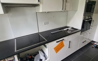 Ceranfeld in der Assoluto Black Extra Granit Arbeitsplatte