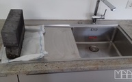 Edelstahlspüle in der Granit Astoria Ivory Arbeitsplatte