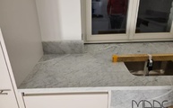 Montage der Bianco Carrara C Marmor Arbeitsplatten und Rückwände in Bonn