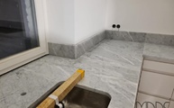 Satinierte Oberflächen der Bianco Carrara C Marmor Arbeitsplatten