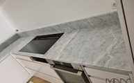 Ceranfeld flächenbündig in die Bianco Carrara C Marmor Arbeitsplatte montiert