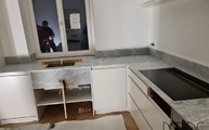 L-förmige Küche mit Bianco Carrara C Marmor Arbeitsplatten und Rückwänden