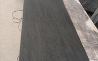 Produktion - UltraTextur der Bromo Dekton Arbeitsplatte
