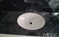 Ovaler Ausschnitt in der Level Keramik Waschtischplatte Calacatta Black