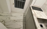 Montage der Calacatta Gold Porcelanosa Arbeitsplatte und Platten in Bonn