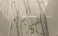 Großformatige Fliesen aus dem Material Calacatta Gold von Porcelanosa