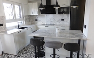 Küche in Schwarz-weiß mit Calacatta Magnifico Infinity Arbeitsplatten und Rückwänden  