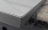 Produktion - Calacatta Oro Infinity Arbeitsplatte mit gefasten Kanten