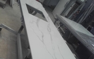 Produktion - Ausschnitt in der Calacatta Oro Infinity Arbeitsplatte