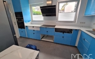 Montage der Calacatta Oro Infinity Arbeitsplatten und Tischplatte