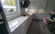 Laminam Rückwände Bianco Assoluto und Calacatta Oro Infinity Arbeitsplatten montiert