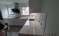 Küche in Bonn mit Calacatta Oro Infinity Arbeitsplatten und Laminam Rückwände Bianco Assoluto