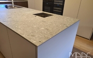 Kücheninsel mit Ceppo di Gre Marazzi Arbeitsplatte