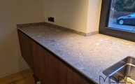 Ausklinkungen in der Ceppo di Gre Marazzi Arbeitsplatte