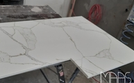 Produktion - Ausklinkung in der Dream Calacatta Oro Dream Quarzagglo Arbeitsplatte