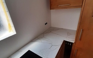 Dream Calacatta Oro Dream Quarzagglo Arbeitsplatte mit Kochfeld