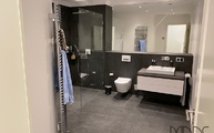 Modernes Badezimmer mit großformatigen Apavisa Fliesen Equinox Anthracite