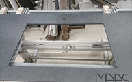 Produktion - Ausschnitt und Bohrung in der Eter Dekton Arbeitsplatte