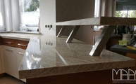Geräumige Küche mit der Granit Giallo Veneziano Arbeitsplatte