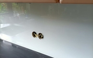 Kelya Dekton Arbeitsplatte und 9003 Signalweiß Glasrückwand