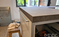 Gehrungsschürzen mit der Liem Grey Porcelanosa Arbeitsplatte verklebt