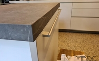 6 cm Gehrungsschürzen mit Liem Grey Porcelanosa Arbeitsplatte