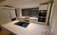 Montage der Limestone Ivory Marazzi Arbeitsplatten in Bonn