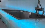 Blaue LED iunter der Lumix Granit Arbeitsplatte