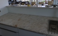 Granit Arbeitsplatten Lumix mit den Glasrückwänden 9016 Verkehrsweiß in der Bonner Küche