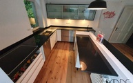 Küche in Bonn mit Nero Assoluto India Granit Arbeitsplatten