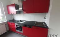Feurig rote Küchenzeile in Bonn mit Nero Assoluto Zimbabwe Granit Arbeitsplatte